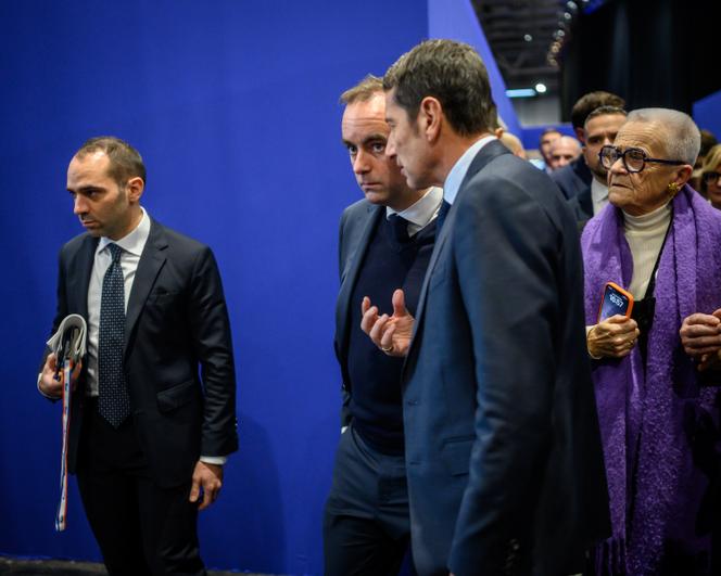 Le premier ministre, Sébastien Lecornu, avec le président de l’Association des maires de France, David Lisnard, et la ministre de l’aménagement du territoire et de la décentralisation, Françoise Gatel, à Paris, le 20 novembre 2025. 
