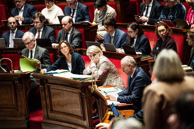 La ministre de l’action et des comptes publics, Amélie de Montchalin, et la ministre de la santé, des familles, de l’autonomie et des personnes handicapées, Stéphanie Rist, lors de la suite de la nouvelle lecture du projet de loi de financement de la sécurité sociale (PLFSS) pour 2026, à l’Assemblée nationale, à Paris, le 9 décembre 2025.
