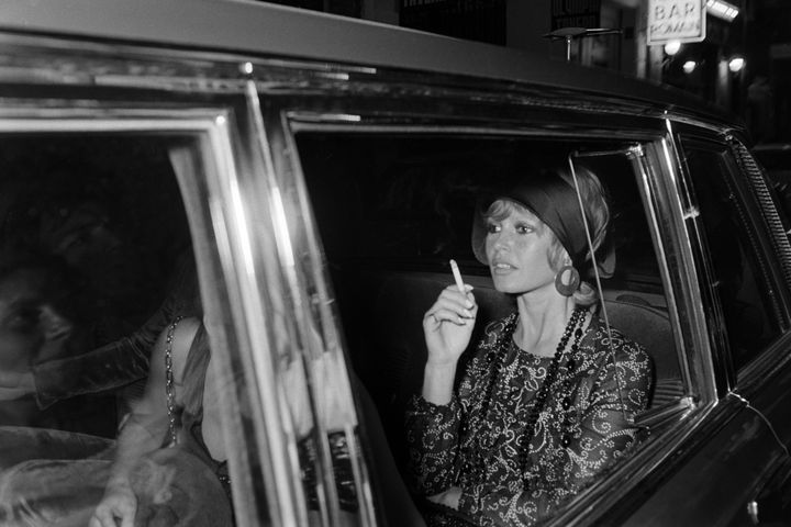 Brigitte Bardot fumant une cigarette à l'arrière d'une voiture, le 21 septembre 1970. (BERTRAND LAFORET / GAMMA-RAPHO / GETTY IMAGES)