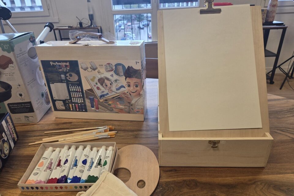 Le coffret de peinture est l'un des produits phares de Buki.