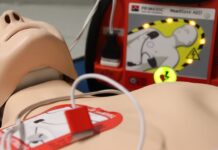 Arrêt cardiaque: comment la technologie, du défibrillateur à domicile aux applis, peut sauver des vies