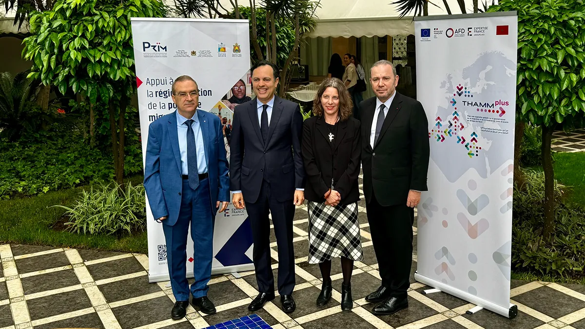 El Ministro de Inclusión Económica, Pequeña Empresa, Empleo y Competencias de Marruecos, Younes Sekkouri, y el Embajador de Francia, Christophe Lecourtier, junto a representantes de Expertise France en Rabat durante la presentación de los programas de gobernanza migratoria PRiM y THAMM Plus - PHOTO/X/Embajada de Francia en Marruecos