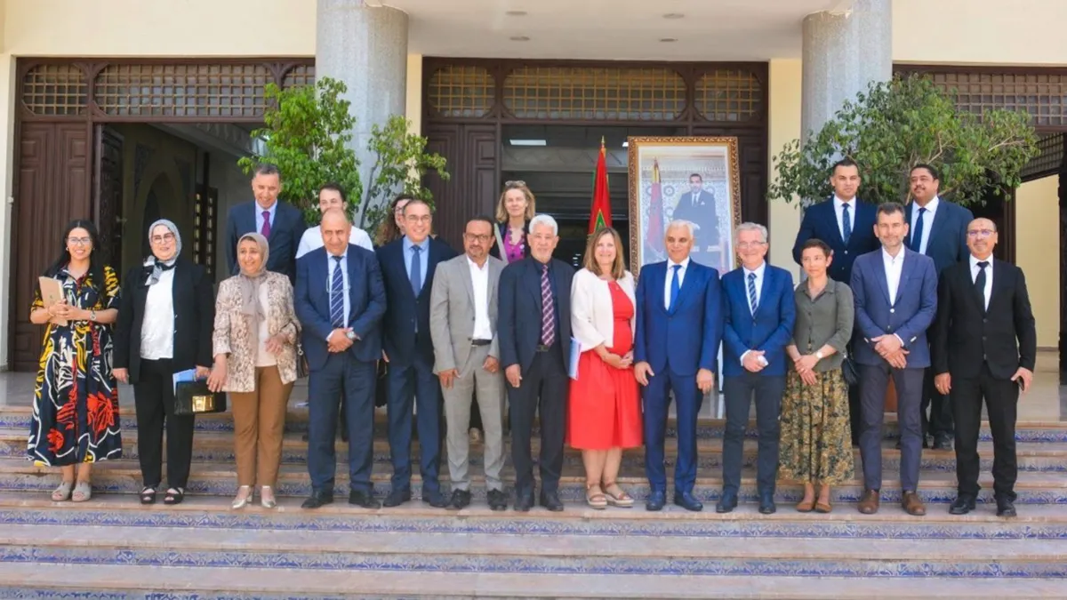 El director de proyectos Frédéric Roussel junto a una delegación de autoridades regionales y representantes de la Agencia Francesa de Desarrollo (AFD) durante una visita oficial a la provincia de Chauen - PHOTO/X/Embajada de Francia en Marruecos