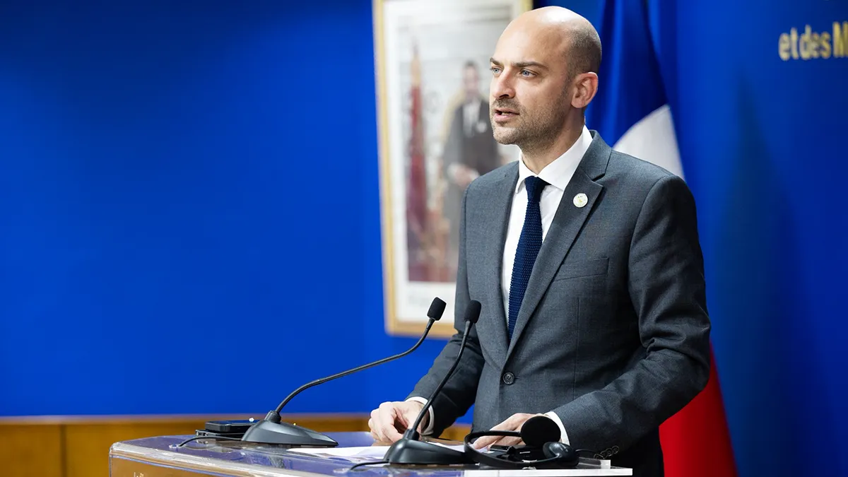 El Ministro de Europa y de Asuntos Exteriores de Francia, Jean-Noël Barrot, durante una rueda de prensa institucional en Rabat en el marco de su visita oficial para reforzar la asociación estratégica bilateral con Marruecos - PHOTO/X/Embajada de Francia en Marruecos