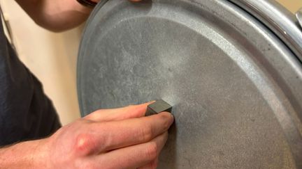 Un aimant permanent produit dans l'usine de Grenoble, par le CEA et Orano. (LAURIANE DELANOË / RADIO FRANCE)
