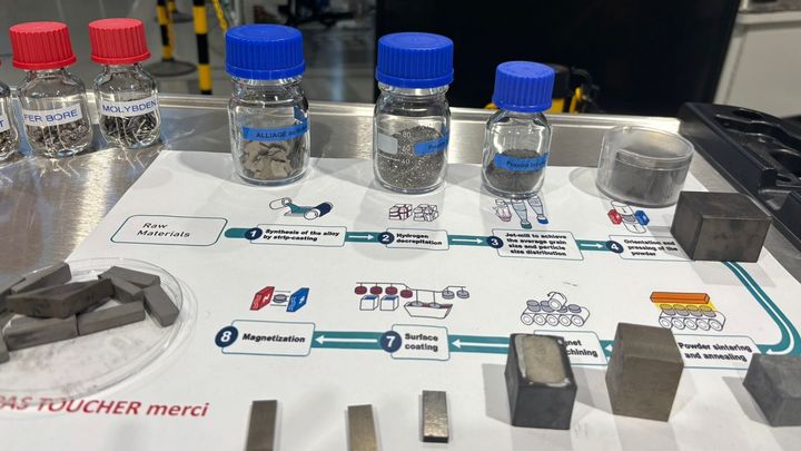 Le processus de fabrication d'un aimant permanent. (LAURIANE DELANOË / RADIO FRANCE)