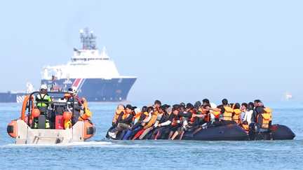 Des migrants tentent de traverser la Manche depuis la plage de Gravelines (Nord), le 29 juillet 2026. (FRANCOIS LO PRESTI / AFP)