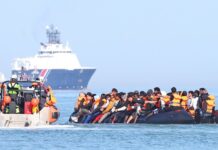 Une embarcation avec 230 migrants à son bord tente la traversée de la Manche, un record qui illustre les nouvelles stratégies des passeurs